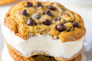 Chocolate chip cookie ijs sandwich